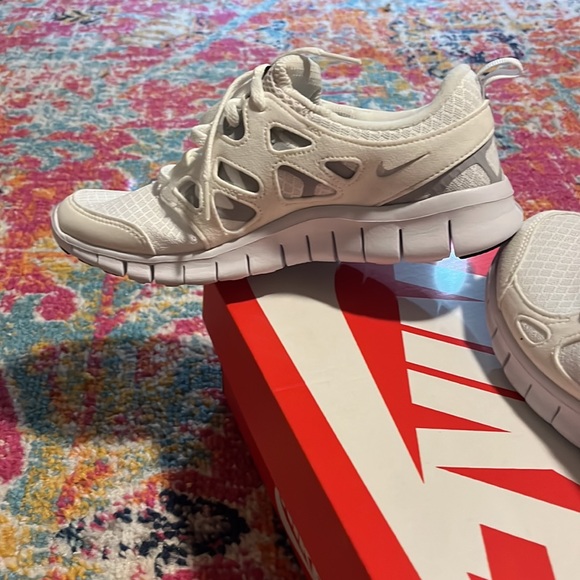 nike running shoes - Picture 2 of 3